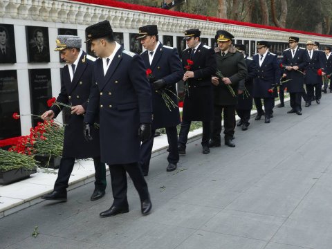 Prokurorluq əməkdaşları Şəhidlər Xiyabanında - FOTOLAR