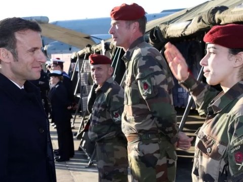 Makron hərbi büdcəni artırır