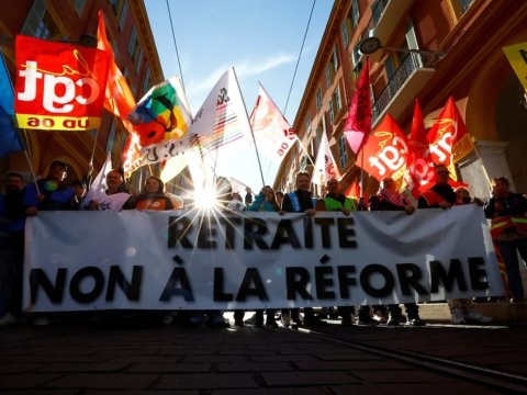 Makron etirazçılar qarşısında geri çəkilməyəcək