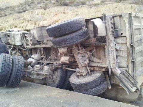 Xocalıda yük maşını aşdı