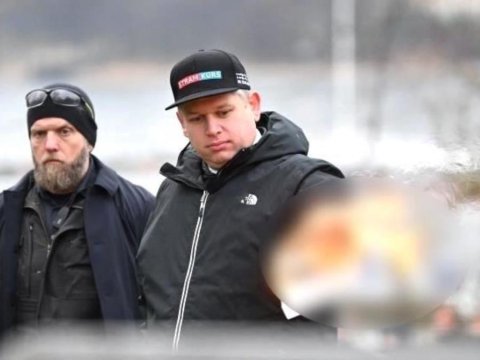 Türkiyə səfirliyi qarşısında Quranı yandıran siyasətçi: “Qorxuram”