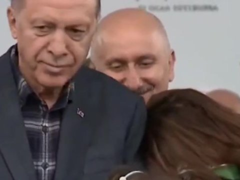 Başını Ərdoğanın çiyninə qoyub ağladı - VİDEO