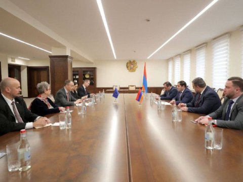 Klaar Papikyanla Laçın yolunu müzakirə etdi