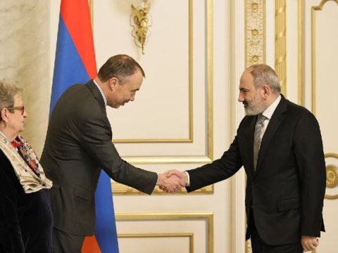 Klaar Paşinyanla Laçın yolunu müzakirə etdi