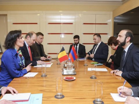 Mirzoyan belçikalı nazirə Laçın yolundan danışdı