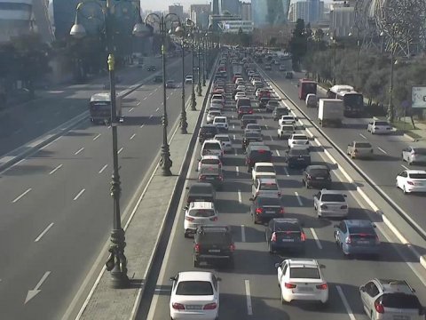 Stadionun qarşısında qəza - Yolda tıxac yarandı