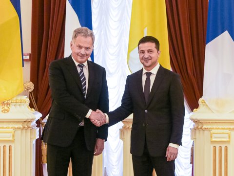 Finlandiya prezidenti Zelenskinin yanına gəldi - VİDEO