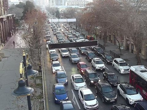Paytaxtda 100-dən çox avtobus tıxaca düşüb