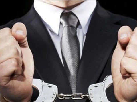 Bakıda vəzifəli şəxslər rüşvət alarkən SAXLANILDI