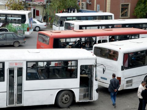 50-yə yaxın avtobus tıxacda qalıb