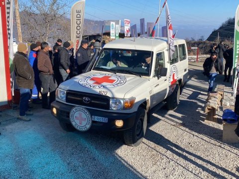 BQXK-nin 7 maşını Laçın yolundan keçib