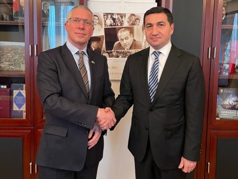 Hikmət Hacıyev Britaniya səfirilə müzakirələr apardı