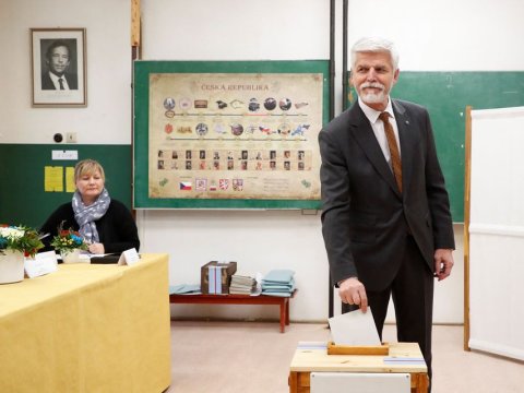 61 yaşlı general prezident SEÇİLDİ