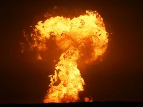 İran şəhərlərinə hava hücumu - İsfahanda zavod vuruldu - (VİDEO)