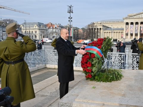 İlham Əliyev naməlum əsgərin məzarını ziyarət etdi - FOTOLAR