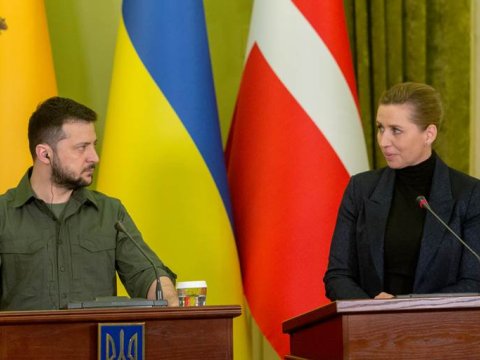 Zelenski baş nazirlə yaralı əsgərlərə baş çəkdi - VİDEO