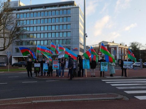 Diaspor fəalları Haaqa Ədalət Sarayının qarşısında toplaşdı