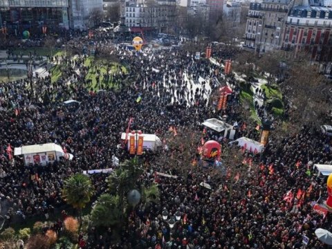 Fransada 3 milyon insan hökumətə qarşı etiraza qalxdı