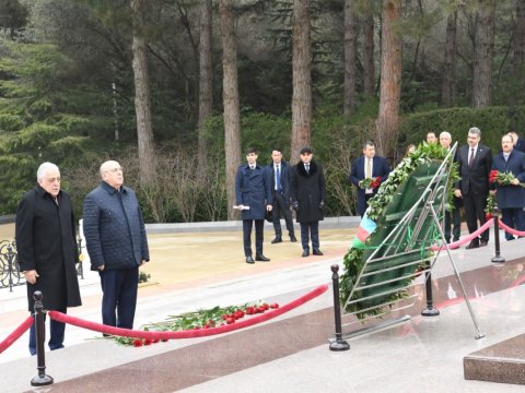 Türkiyəli deputatlar Fəxri və Şəhidlər xiyabanında - FOTOLAR