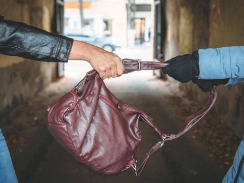 Qadını hədələyib pul və telefonunu aldı