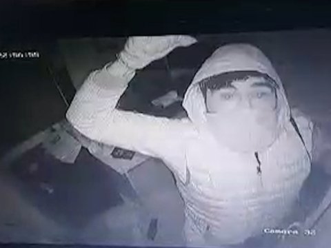 Bakıda oğru polisə bıçaq çəkdi - VİDEO