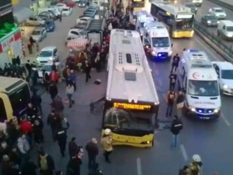 Avtobus dayanacağa girdi - Ölən və yaralılar var