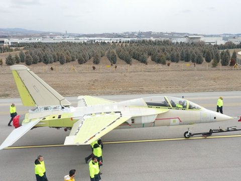 Türkiyənin ilk hərbi təyyarəsi sınaqlara başladı