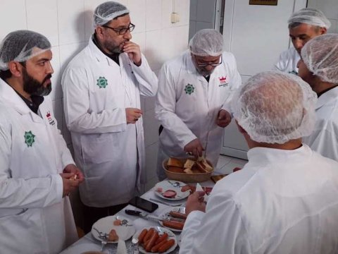 Tanınmış hacılar kolbasanı reklam etdilər - Tənqid hədəfi oldular - FOTO