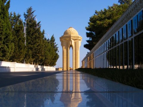 Rumıniya Prezidenti Şəhidlər xiyabanını ziyarət etdi
