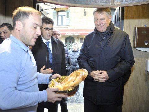 Rumıniya Prezidenti İçərişəhərdə təndir çörəyi yedi - FOTOLAR