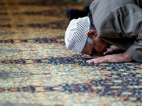 Namazdan sonra imamın halı pisləşdi - Xəstəxanada öldü