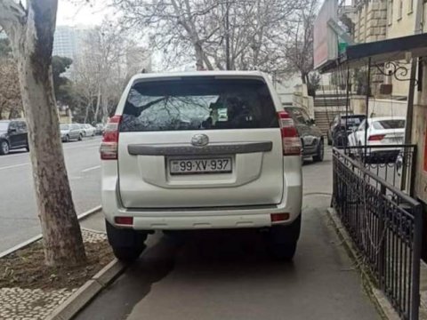 Piyada səkisini zəbt edən sürücü cəzalandırıldı - FOTO