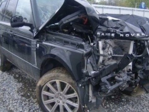 Bakıda iki maşın toqquşdu, polis xəsarət aldı