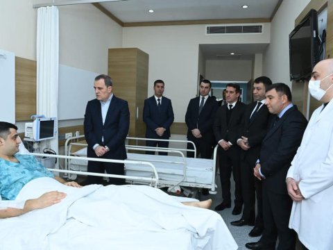 Ceyhun Bayramov səfirliyə hücumda yaralananları ziyarət etdi - FOTOLAR