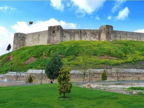 Zəlzələ nəticəsində tarixi qala dağıldı - VİDEO