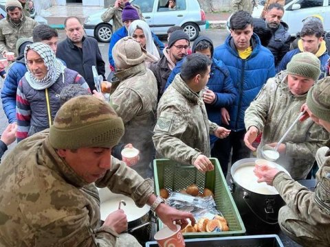 Türkiyədə ordu əhaliyə yemək paylayır - FOTOLAR