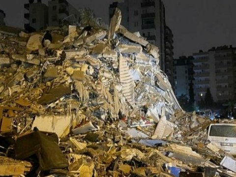 Dağıntı altında kömək gözləyənləri ələ saldılar - Türkləri hiddətləndirən olay