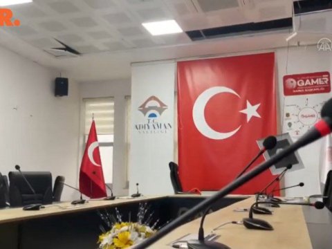 Nazir mətbuat konfransı keçirərkən zəlzələ oldu - VİDEO