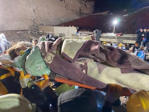 13 yaşlı qız 16 saat uçqun altında qaldı - FOTOLAR