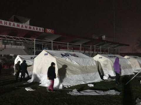 Zəlzələ bölgəsində minlərlə çadır quraşdırılır