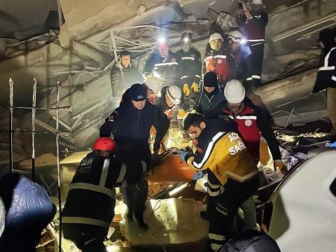 4 nəfər dağıntılar altından çıxarıldı, 1-i uşaqdır - FOTO