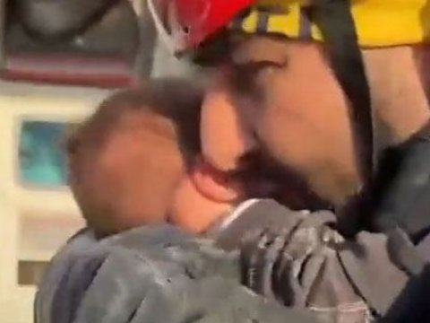 Dağıntılar altından ikiaylıq körpə xilas edildi - VİDEO