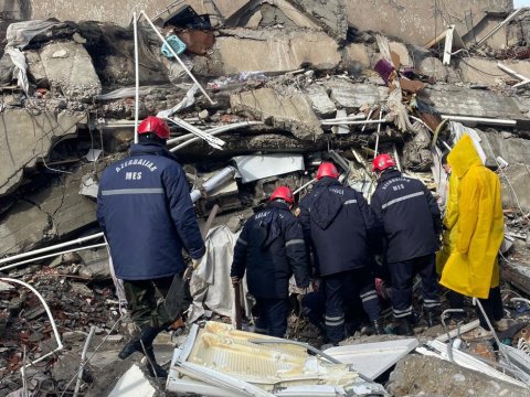 Xilasedicilərimiz 3 nəfəri dağıntılar altından sağ çıxardı - FOTO