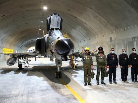 İranda yeni dağıdıcı raket təqdim olundu, yeraltı baza açıldı