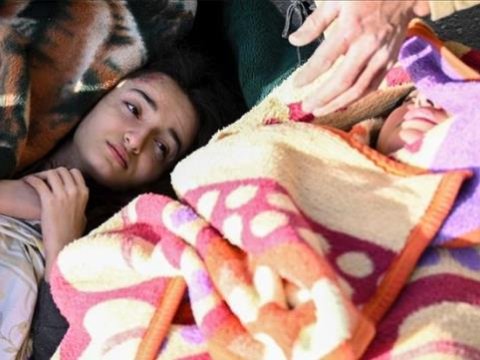Ana və qızı 33 saat sonra dağıntı altından sağ çıxarıldı - FOTO