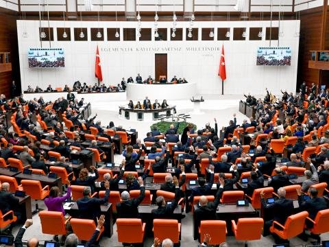 Türkiyə parlamenti zəlzələyə görə toplanır