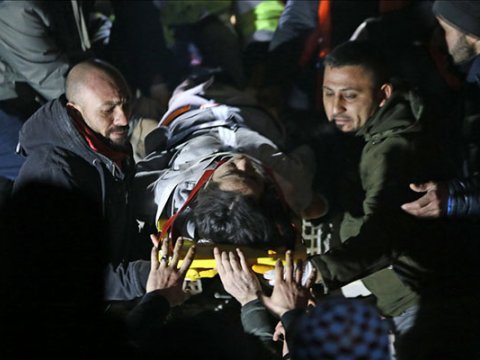 49 saat dağıntı altında qalan müəllim sağ çıxarıldı - VİDEO