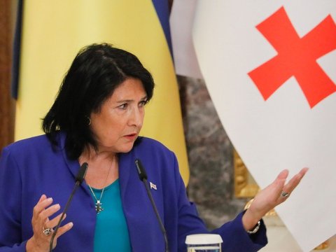 Gürcüstan prezidenti Saakaşvilini siyasətdən getməyə çağırdı