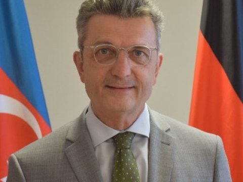 Almaniya səfiri bayraqların endirilməsindən yazdı - Türkiyəyə görə...