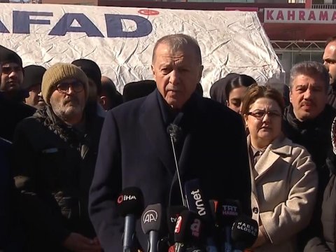 Ərdoğan FHN xilasedicilərinin axtarış işləri ilə tanış oldu